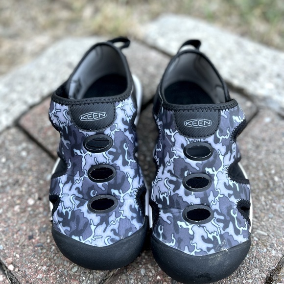 Keen - Little Kids Stingray Sandal in black/camo - Picture 5 of 5